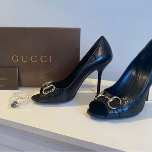 Gucci Snakeskin Peep Toe Ayers/Malaga Kid Pump in Black/Nero Size 9/IT 39